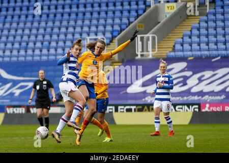 Reading, Royaume-Uni. 14 février 2021. EDGWARE, ANGLETERRE - FÉVRIER 14: Angharad James de Reading FC Women et Jill Scott d'Everton Women (en prêt de Manchester City) pendant Barclays FA Women's Super League entre Reading et Everton au Madejski Stadium, Reading UK le 14 février 2021 crédit: Action Foto Sport/Alay Live News Banque D'Images