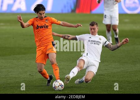 Madrid, Espagne. 14 février 2021. Toni Kroos (R) du Real Madrid rivalise avec Carlos Soler de Valence lors d'un match de la ligue espagnole de football entre Real Madrid et Valencia CF à Madrid, Espagne, le 14 février 2021. Crédit: Edward F. Peters/Xinhua/Alay Live News Banque D'Images