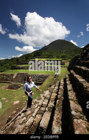 Une femme monte sur la pyramide principale du site archéologique de San Felipe de los Alzati à Michoacan, au Mexique. Banque D'Images