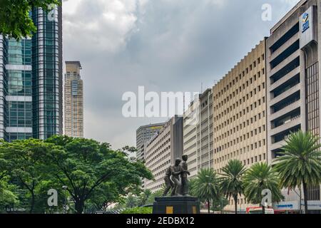 Makati, Metro Manila, Philippines - août 2018 : monument Ninoy Aquino et bâtiments sur l'avenue Ayala. Photo de haute qualité Banque D'Images