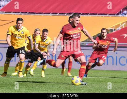 Rome. 15 février 2021. Jordan Veretout (avant) de Roma tire et marque un coup de pied de pénalité lors d'un match de football de Serie A entre Roma et Udinese à Rome, Italie, 14 février 2021. Credit: Xinhua/Alay Live News Banque D'Images