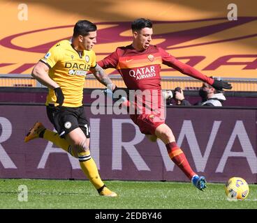 Rome. 15 février 2021. Roger Ibanez (R) de Roma rivalise avec Kevin Bonifazi d'Udinese lors d'un match de football entre Roma et Udinese à Rome, Italie, 14 février 2021. Credit: Xinhua/Alay Live News Banque D'Images