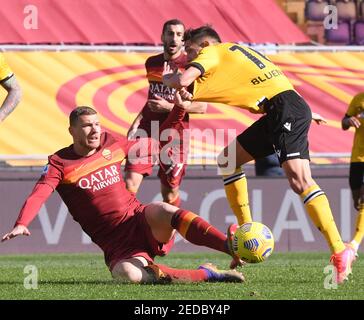 Rome. 15 février 2021. Edin Dzeko (L) de Roma rivalise avec Nahuel Molina d'Udinese lors d'un match de football entre Roma et Udinese à Rome, Italie, 14 février 2021. Credit: Xinhua/Alay Live News Banque D'Images