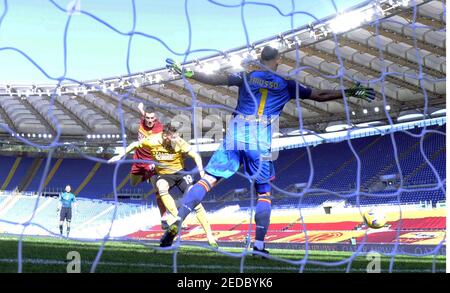 Rome. 15 février 2021. Jordan Veretout (front L) de Roma marque son premier but lors d'un match de football Serie A entre Roma et Udinese à Rome, Italie, le 14 février 2021. Credit: Xinhua/Alay Live News Banque D'Images