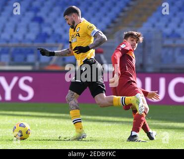 Rome. 15 février 2021. Gonzalo Villar (R) de Roma rivalise avec Rodrigo de Paul d'Udinese lors d'un match de football entre Roma et Udinese à Rome, Italie, 14 février 2021. Credit: Xinhua/Alay Live News Banque D'Images