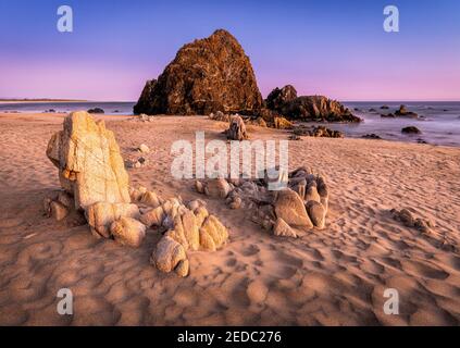 Playa Piedra Tlacoyunque avec coucher de soleil sur les rochers, Guerrero, Mexique. Banque D'Images