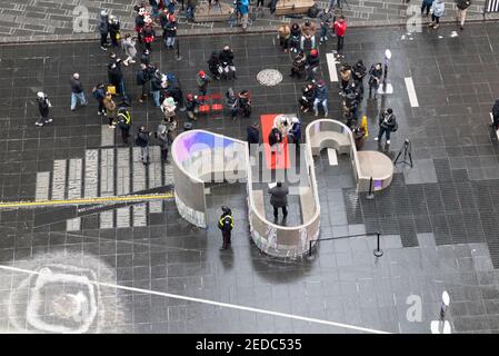 New York, New York, États-Unis. 14 février 2021. DENISE MARTE attend son mari Robert renouveler leurs voeux dans une sculpture en forme de coeur est montrée à Times Square pendant l'événement annuel de Valentines à New York le jour de Valentines. Nous avons été mariés dans une salle de tribunal en 2009 et n'avons jamais eu l'occasion de célébrer notre mariage, même si nous avions toujours prévu de le faire. 2020 a été thèmes année difficile et nous avons comme beaucoup d'autres à peine fait dehors comme un couple. Nous sommes réunis et plus heureux que nous ne l'avons été ensemble depuis longtemps. Il semble qu'il s'agit d'un excellent moyen de renouveler nos vœux et notre amour l'un pour l'autre.'' le coupé Banque D'Images