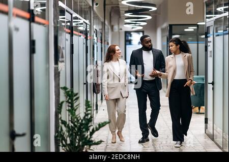 Travailler au bureau moderne.partenaires d'affaires en tenue officielle discuter du projet. Jeunes collègues adultes multiraciaux travaillant ensemble, se consultent sur certaines questions, concept de communication Banque D'Images