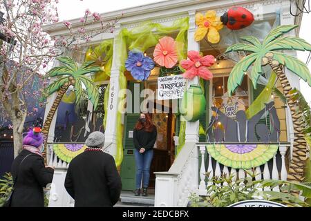 Houston, États-Unis. 13 février 2021. Les visiteurs discutent avec une hôtesse pendant la saison Mardi gras, la Nouvelle-Orléans, Louisiane, États-Unis, le 13 février 2021. La saison Mardi gras qui dure plus d'un mois se tient chaque année dans la ville américaine de la Nouvelle-Orléans de janvier à février. La plupart des activités traditionnelles de Mardi gras ont été annulées cette année en raison de la pandémie COVID-19. Quelques familles ici ont organisé une mini-parade à leurs cours ou autour de leur quartier pour garder l'esprit du carnaval vivant samedi. Credit: LAN Wei/Xinhua/Alay Live News Banque D'Images