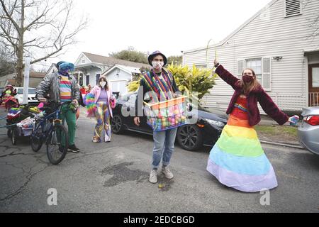 Houston, États-Unis. 13 février 2021. Les gens s'habillent pour une mini-parade pendant la saison Mardi gras, la Nouvelle-Orléans, Louisiane, États-Unis, 13 février 2021. La saison Mardi gras qui dure plus d'un mois se tient chaque année dans la ville américaine de la Nouvelle-Orléans de janvier à février. La plupart des activités traditionnelles de Mardi gras ont été annulées cette année en raison de la pandémie COVID-19. Quelques familles ici ont organisé une mini-parade à leurs cours ou autour de leur quartier pour garder l'esprit du carnaval vivant samedi. Credit: LAN Wei/Xinhua/Alay Live News Banque D'Images