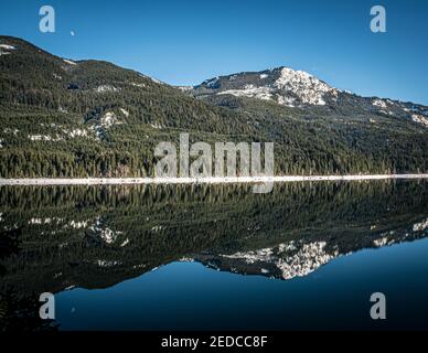 CLE Elum, WA, Etats-Unis - janvier 23 2021: La montagne et la lune se réfléchit sur le lac Kachess Banque D'Images