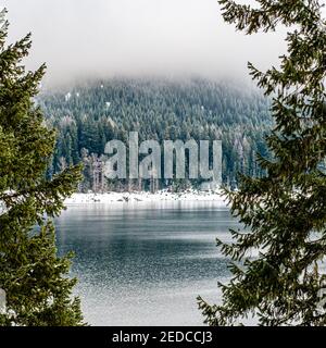 CLE Elum, WA, États-Unis - janvier 23 2021 : montagne couverte de nuages au lac Kachess Banque D'Images