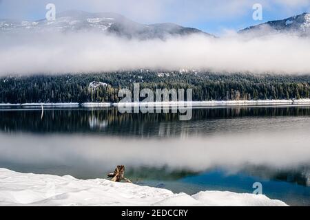 CLE Elum, WA, États-Unis - janvier 23 2021 : la montagne et les nuages se reflètent sur le lac Kachess Banque D'Images