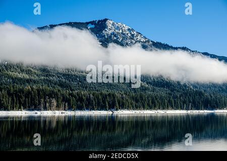 CLE Elum, WA, États-Unis - janvier 23 2021 : la montagne et les nuages se reflètent sur le lac Kachess Banque D'Images