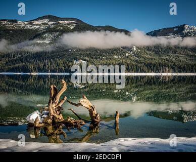 CLE Elum, WA, États-Unis - janvier 23 2021 : la montagne et les nuages se reflètent sur le lac Kachess Banque D'Images