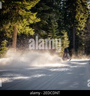 CLE Elum, WA, États-Unis - janvier 23 2021 : motoneige au lac Kachess Sno-Park Banque D'Images