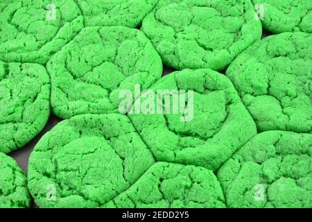 Gros plan sur la nourriture de la Saint Patrick's Day, un vert cuit cookies Banque D'Images