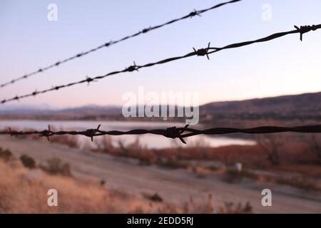 Clôture rustique avec paysage rural du désert Banque D'Images