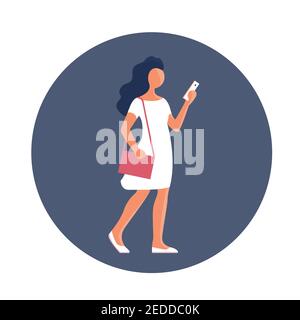 Belle fille moderne avec un sac à main et un smartphone. En bas de la rue. Icône d'illustration circulaire vectorielle plate. Illustration de Vecteur