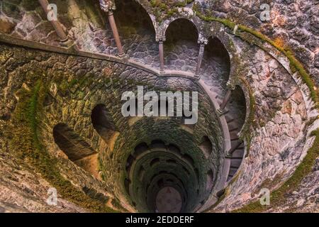 En regardant bien l'Initiation à Quinta da Regaleira, situé dans la magie de Sintra, à moins d'une heure de la capitale portugaise de Lisbonne. Banque D'Images