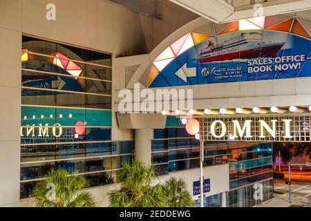 Vue nocturne de l'entrée du pont piétonnier de l'Omni depuis la station Metromover de Miami, en Floride. Banque D'Images
