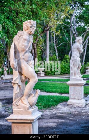 Statues romaines en pierre le long des promenades dans les jardins officiels de la Villa Vizcaya à Miami, Floride. Banque D'Images