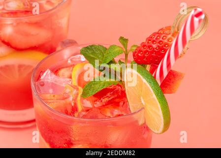 Jus de limonade aux fraises aux couleurs vives et rafraîchissantes avec glaçons dans les verres, gros plan Banque D'Images