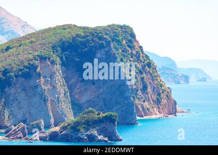 Impressionnantes falaises de l'île dans la mer Banque D'Images