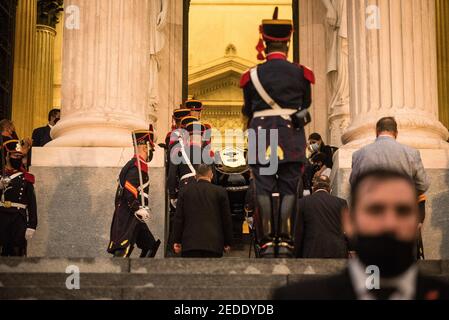 Buenos Aires, Argentine. 14 février 2021. Les grenadiers prennent le corps de l'ex-président au Congrès national.l'ex-président de la nation Argentine Carlos Saúl Menem est mort à 90 ans, le premier président néolibéral de l'Argentine et actuellement un sénateur de la province de la Rioja. Crédit : SOPA Images Limited/Alamy Live News Banque D'Images