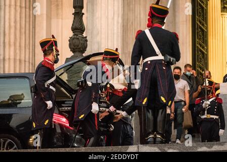 Buenos Aires, Argentine. 14 février 2021. Les grenadiers prennent le corps de l'ex-président au Congrès national.l'ex-président de la nation Argentine Carlos Saúl Menem est mort à 90 ans, le premier président néolibéral de l'Argentine et actuellement un sénateur de la province de la Rioja. Crédit : SOPA Images Limited/Alamy Live News Banque D'Images