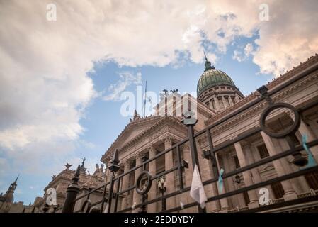 Buenos Aires, Argentine. 14 février 2021. Une vue extérieure de la façade du congrès de la nation. Ex-président de la nation Argentine Carlos Saúl Menem est mort à 90 ans, le premier président néolibéral de l'Argentine et actuellement sénateur de la province de la Rioja. Crédit : SOPA Images Limited/Alamy Live News Banque D'Images