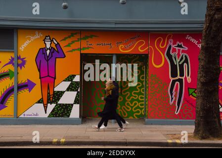 Londres, Royaume-Uni. 14 février 2021. Un couple passe devant un restaurant fermé en permanence dans la région de Seven Dials, dans le centre de Londres. Comme la plupart des entreprises restent fermées dans la capitale, le gouvernement prévoit commencer à assouplir les restrictions de verrouillage dans les semaines à venir. Crédit : SOPA Images Limited/Alamy Live News Banque D'Images