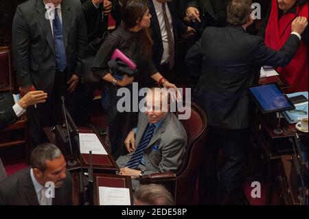 Buenos Aires, Argentine. 30 mai 2018. Sénateur et ancien Président Carlos Saul Menem lors d'un débat au Sénat. Menem a gouverné le pays entre 1989 et 1999 et a été élu sénateur en 2005 et est resté à la Chambre jusqu'à sa mort. Il allait être jugé pour l'explosion intentionnelle présumée de la ville de Rio Tercero pour cacher les ventes illégales d'armes en Croatie et en Equateur, laissant 7 morts et plus de 300 blessés. Crédit : Patricio Murphy/SOPA Images/ZUMA Wire/Alay Live News Banque D'Images