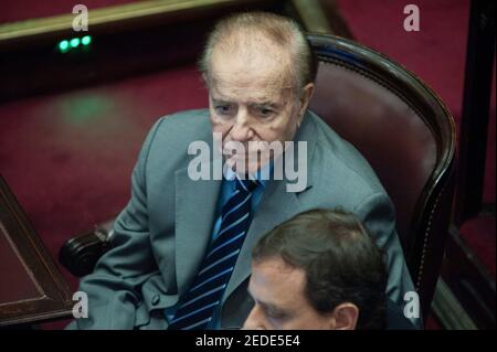 Buenos Aires, Argentine. 30 mai 2018. Sénateur et ancien Président Carlos Saul Menem lors d'un débat au Sénat. Menem a gouverné le pays entre 1989 et 1999 et a été élu sénateur en 2005 et est resté à la Chambre jusqu'à sa mort. Il allait être jugé pour l'explosion intentionnelle présumée de la ville de Rio Tercero pour cacher les ventes illégales d'armes en Croatie et en Equateur, laissant 7 morts et plus de 300 blessés. Crédit : Patricio Murphy/SOPA Images/ZUMA Wire/Alay Live News Banque D'Images