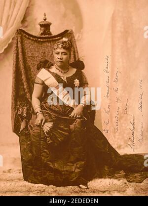 Photographie signée de Liliuokalani, le dernier souverain du royaume hawaïen. Imprimé gélatine argentée, sépia ; feuille de 38 x 29 cm. Note sur recto: 'À l'honorable Josephus Daniels, secrétaire de la Marine, de Liliuokalani, Hawaii, octobre 1916 Banque D'Images