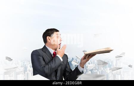 Embarrassé d'affaires couvrant la bouche avec la main Banque D'Images