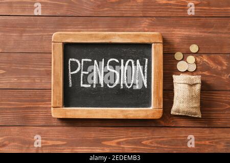 Sac avec économies et tableau noir avec mot PENSION sur bois tableau Banque D'Images
