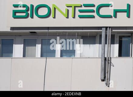 Marburg, Allemagne. 14 février 2021. L'usine de production de Biontech à Marburg. C'est là que la société basée à Mayence produit son vaccin contre le coronavirus, recherché dans le monde entier. Crédit : Boris Roessler/dpa/Alay Live News Banque D'Images