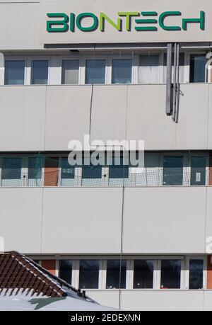 Marburg, Allemagne. 14 février 2021. L'usine de production de Biontech à Marburg. C'est là que la société basée à Mayence produit son vaccin contre le coronavirus, recherché dans le monde entier. Crédit : Boris Roessler/dpa/Alay Live News Banque D'Images
