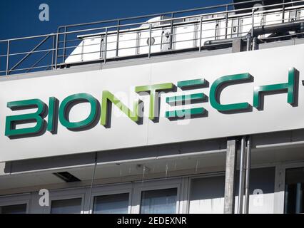 Marburg, Allemagne. 14 février 2021. L'usine de production de Biontech à Marburg. C'est là que la société basée à Mayence produit son vaccin contre le coronavirus, recherché dans le monde entier. Crédit : Boris Roessler/dpa/Alay Live News Banque D'Images