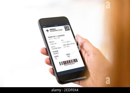 Le smartphone de la porte du passager vérifie les informations de voyage sur la carte d'embarquement électronique avant le vol Banque D'Images