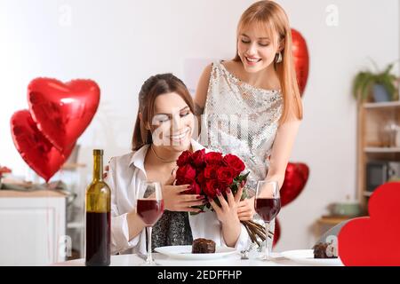 Couple transgenre heureux célébrant la Saint-Valentin à la maison Banque D'Images