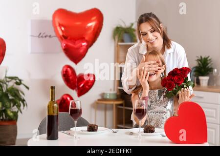 Couple transgenre heureux célébrant la Saint-Valentin à la maison Banque D'Images