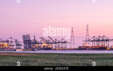 Récipients de grande taille alignés sur le quai de Deuganck Du Port d'Anvers Banque D'Images