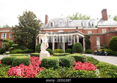 Une statue d'Eros accueille les visiteurs à l'entrée de Motor court à Hillwood, le domaine de Marjorie Merriweather Post à Washington, DC, Etats-Unis. Banque D'Images