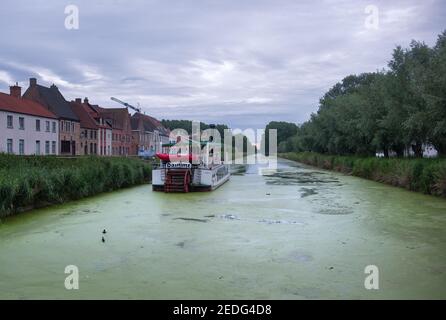 Bateau de rivière nostalgique amarré près du centre historique de Damme Banque D'Images