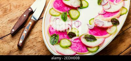 Salade d'été de daikon, radis et sorrel. Salade de printemps fraîche Banque D'Images