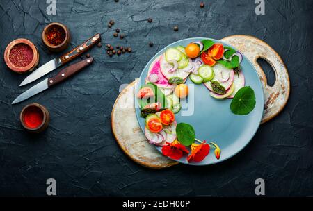 Délicieuse salade d'été de daikon, radis et sorrel Banque D'Images