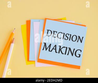 Prise de décision manuscrite sur un autocollant coflofreux. Concept de l'action ou du processus de prise de décisions importantes Banque D'Images
