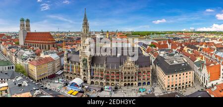 Munich Allemagne, vue panoramique sur l'horizon de la ville à Marienplatz nouvelle place de l'Hôtel de ville Banque D'Images